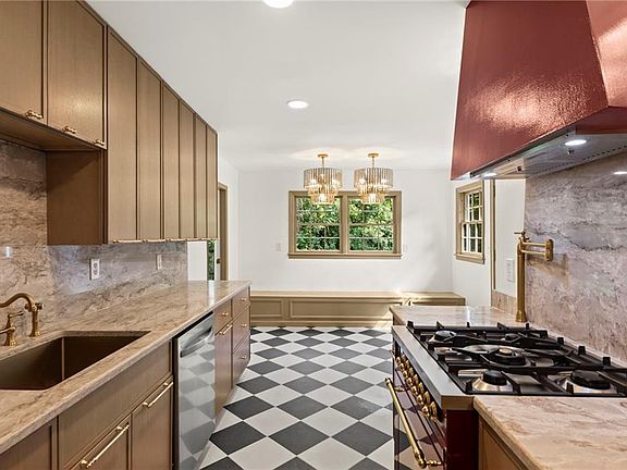 3rd image of 1052 Country Ln NE