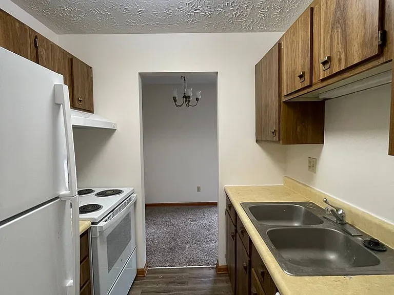 Lynn-Gail Apartments — Photo 15