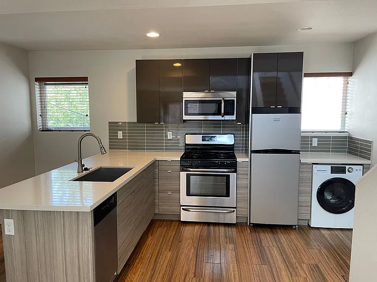 6408 Phinney - Located at the top of Phinney Ridge — Photo 12