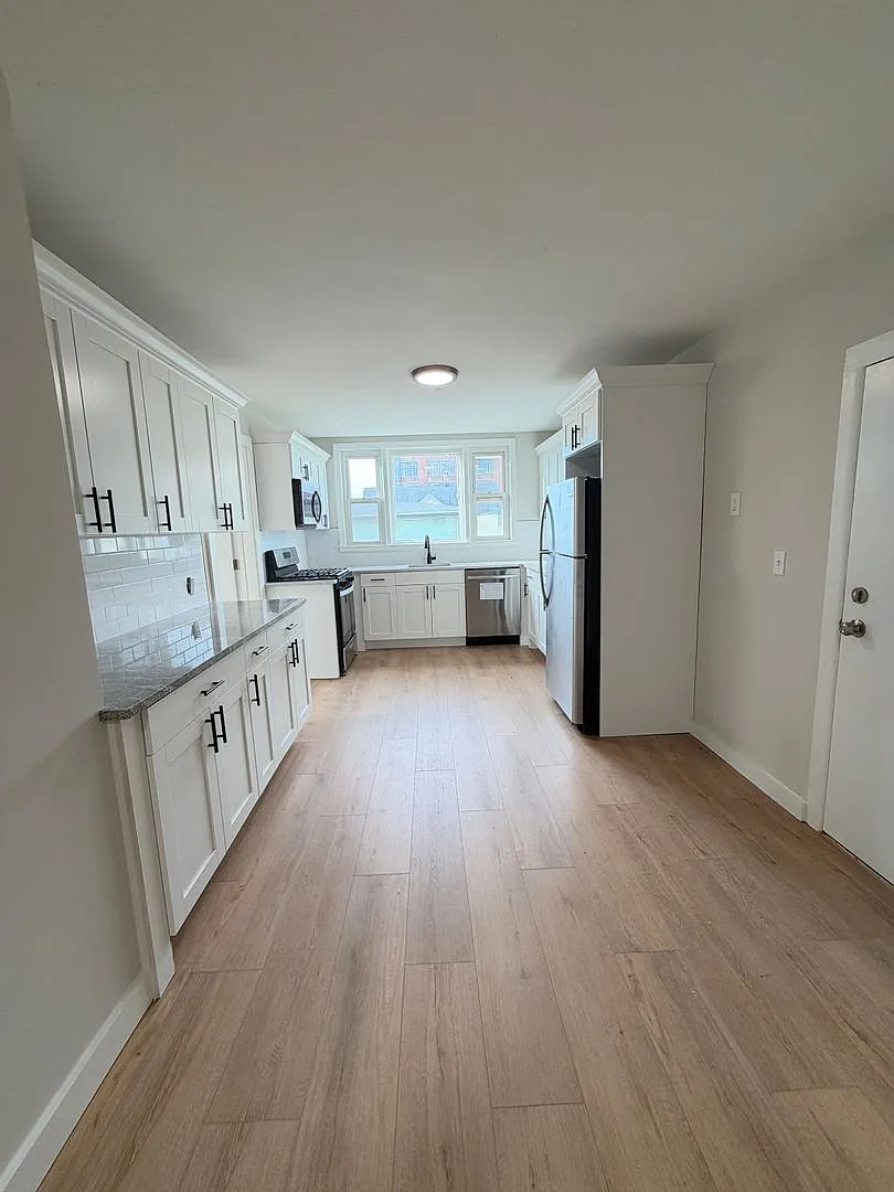 164 Curtis — Photo 2