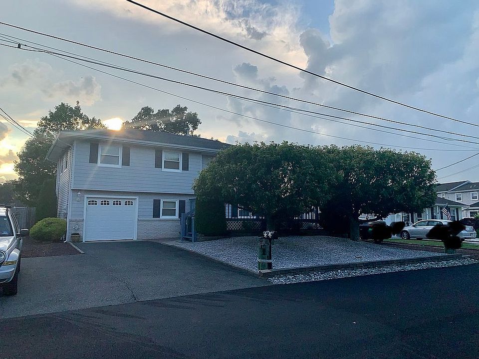 Welcome to 4 Hollycrest Dr!