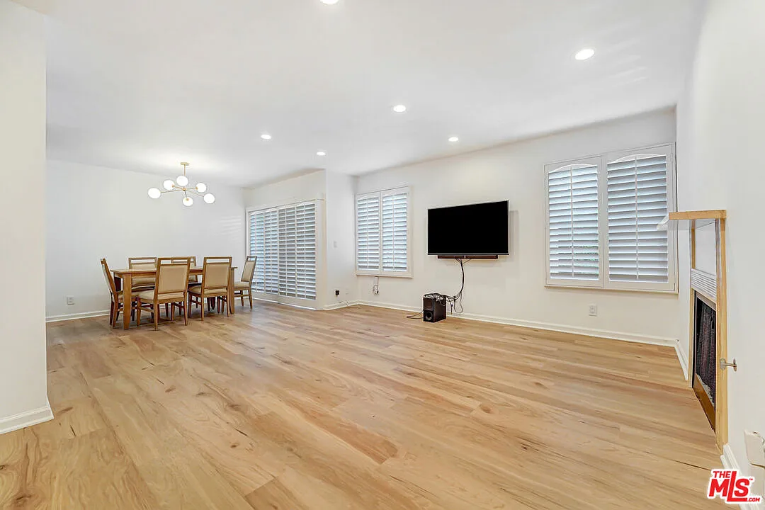 3 bed, 3.0 bath, 1186 sqft, $4,750 — Photo 3