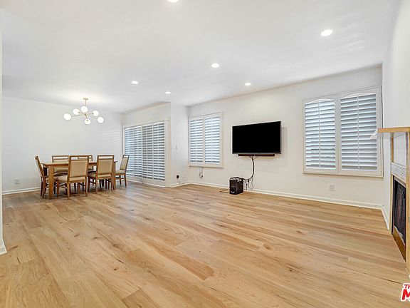 3rd image of 22123 Burbank Blvd Unit 2