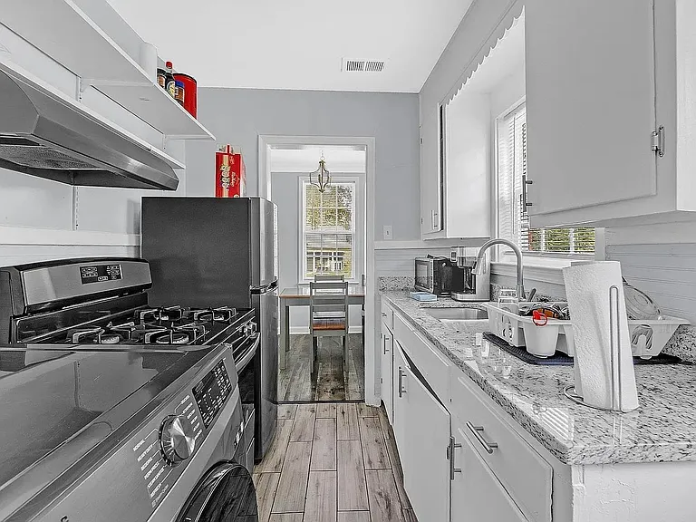 2405 Eastwood Ave — Photo 5