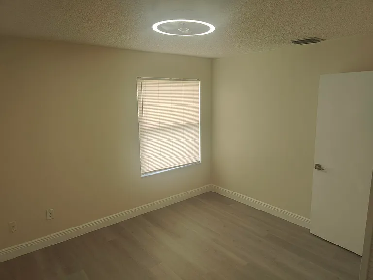 302 Lakeview Dr E #302 — Photo 29
