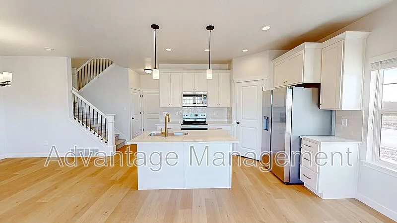 3 bed, 2.5 bath, 1763 sqft, $2,095 — Photo 2