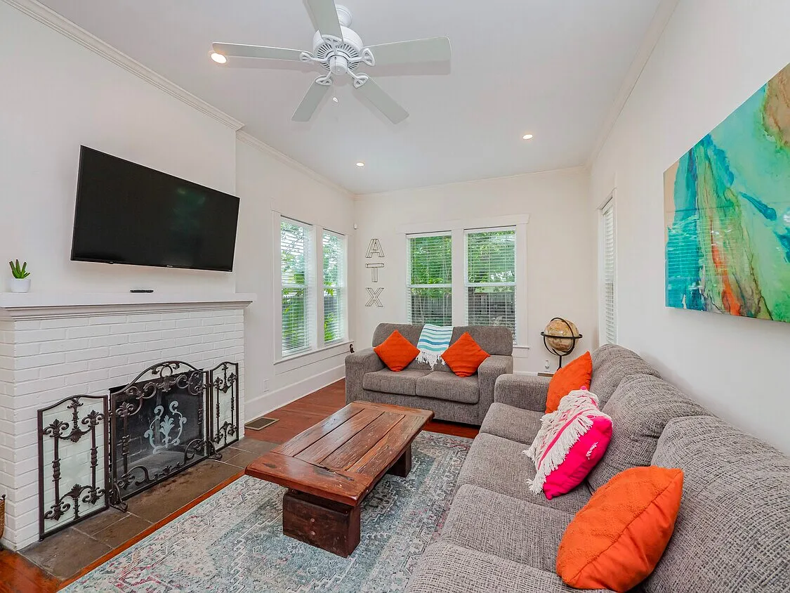 1159A Navasota St — Photo 3