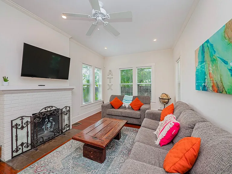 1159A Navasota St — Photo 3