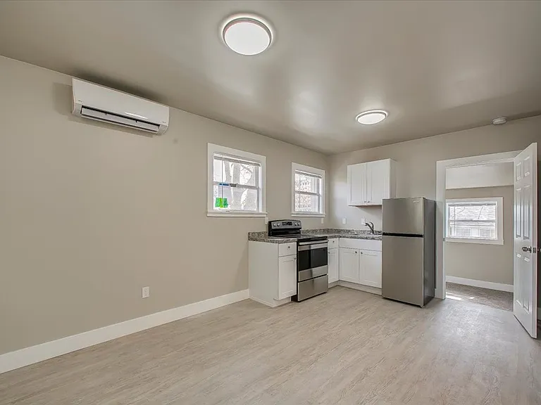 1315 W Jefferson St — Photo 2