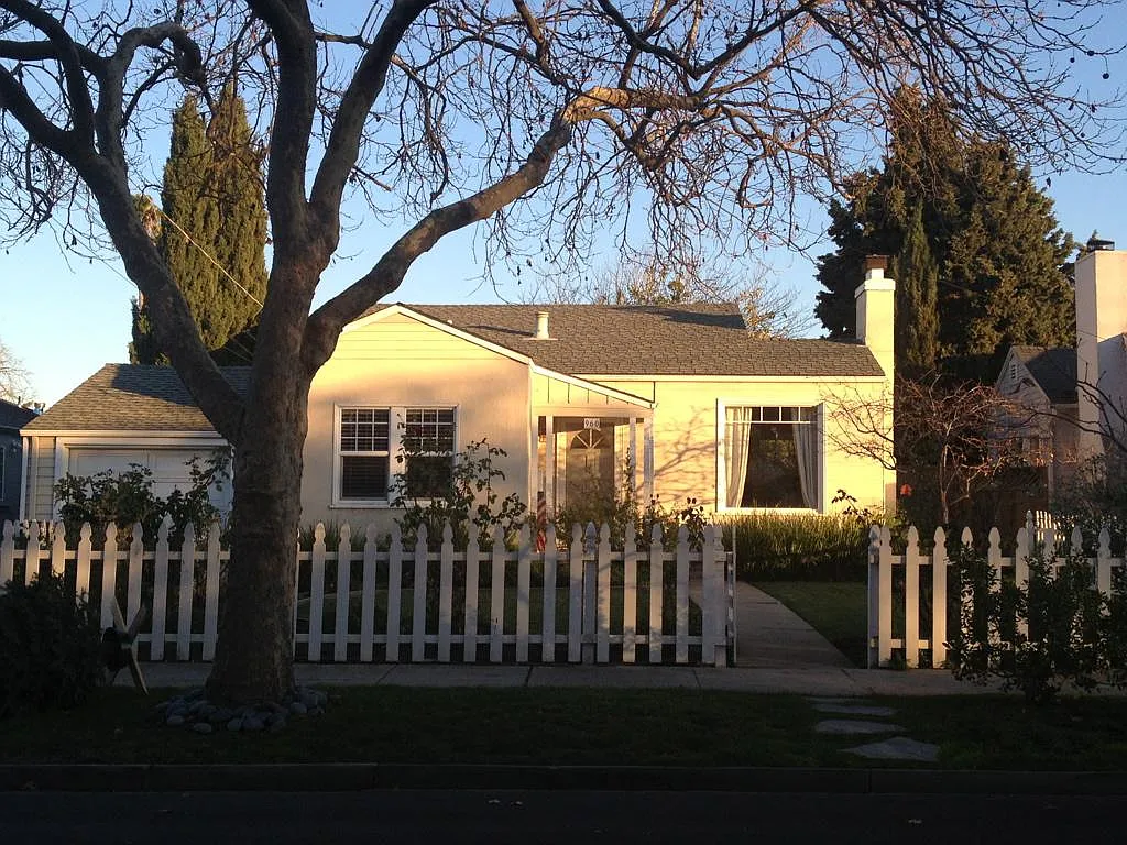 960 3rd Ave photo 1