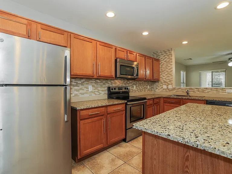 1146 E Hampton Ln — Photo 7