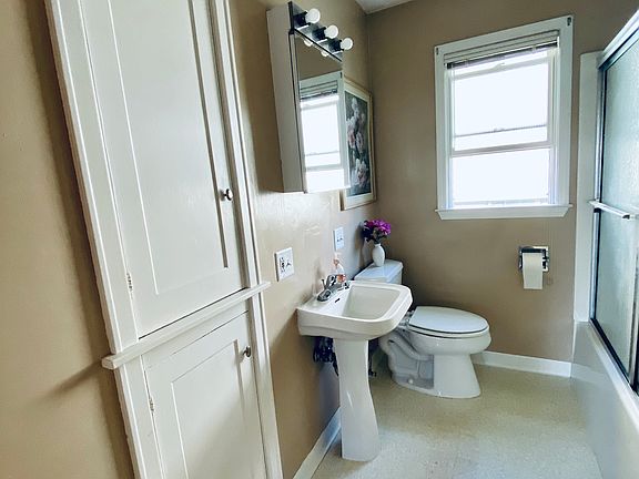 Crisp, fresh bathroom 