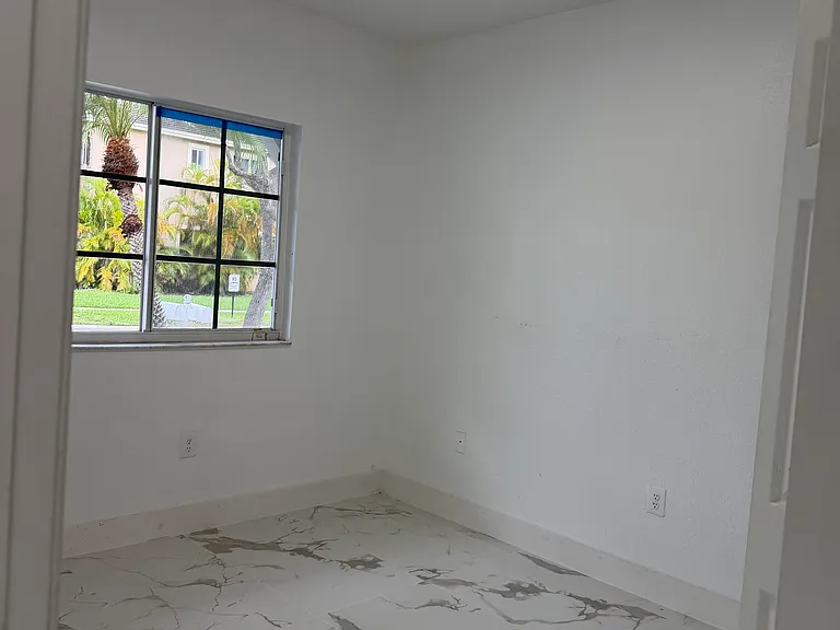 3401 NE 4th St — Photo 2