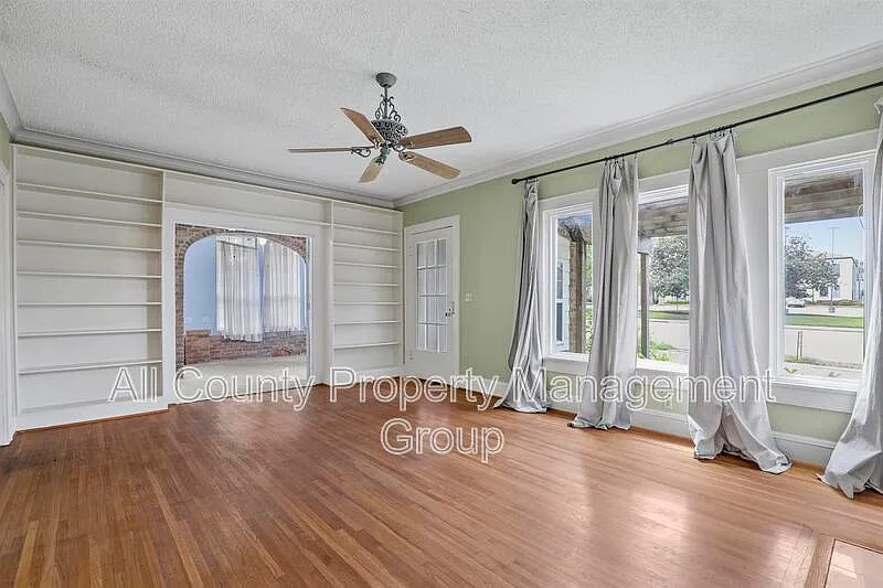 4 bed, 2.5 bath, 1964 sqft, $2,695 — Photo 3