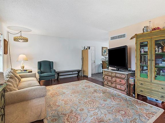 5th image of 2914 Gill Ave