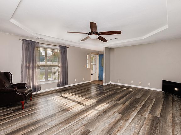 5th image of 725 Summerhill Dr