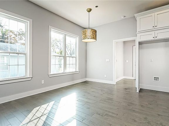 5th image of 865 N Main St