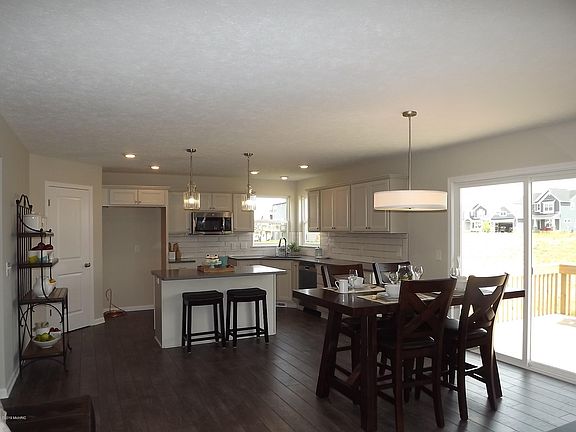 5th image of 410 Highlander Dr NE