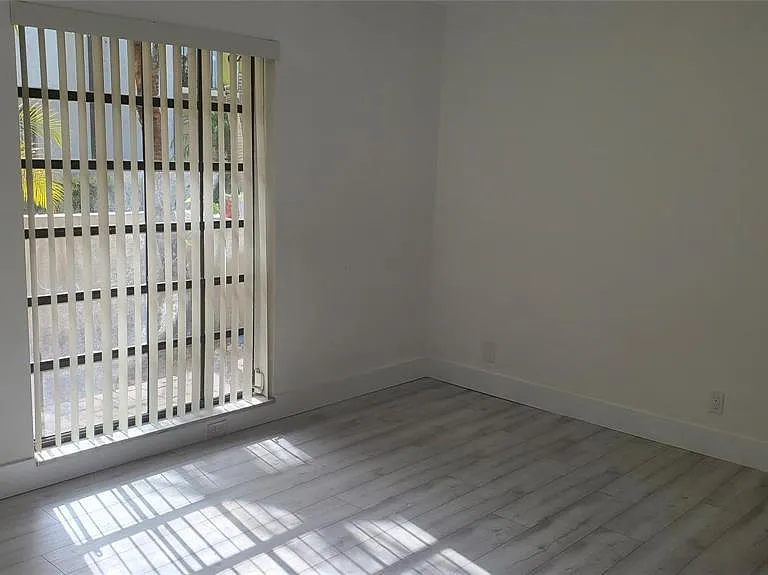 721 SE 1st Way #C13 — Photo 3