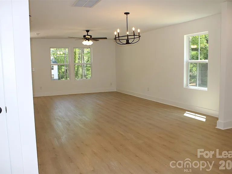 562 W Park Ave #A — Photo 8