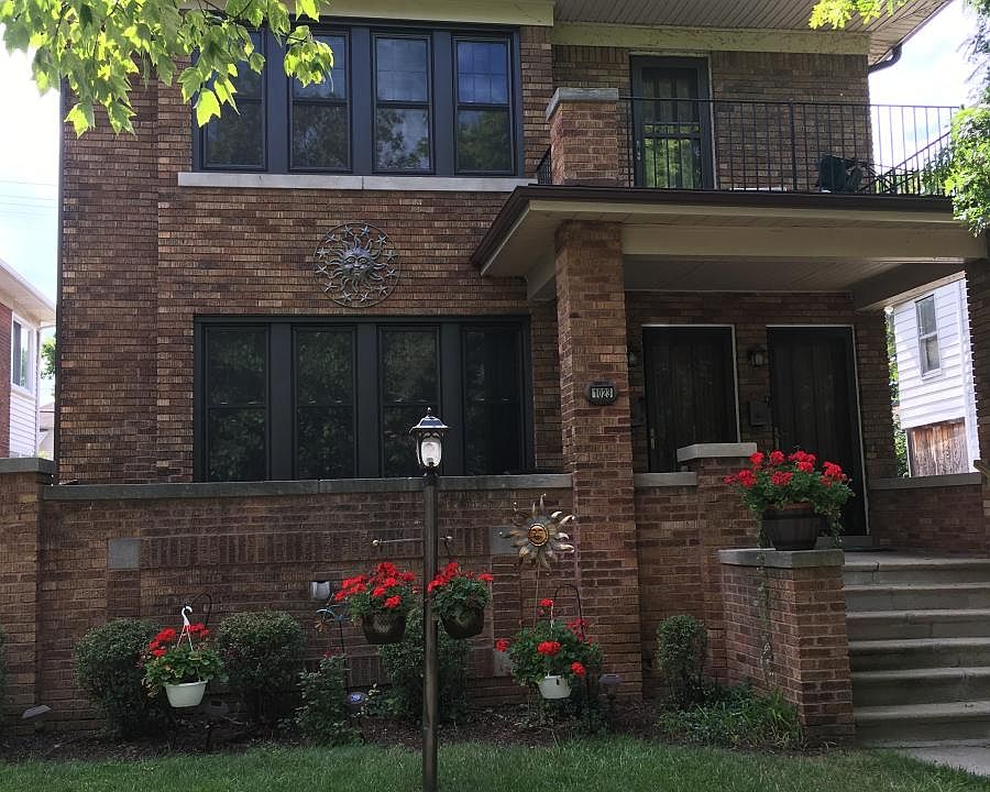 Front/ Upper unit has private entry