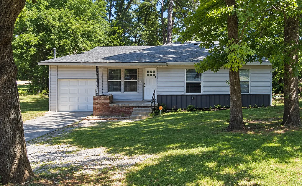 Charming 3-Bed House with Deck & Fenced Yard — Photo 1