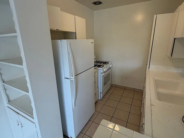 1560 N Laurel — Photo 6