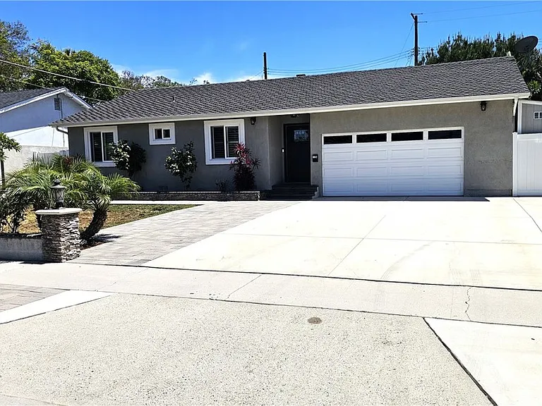 1124 W Woodcrest Ave — Photo 2