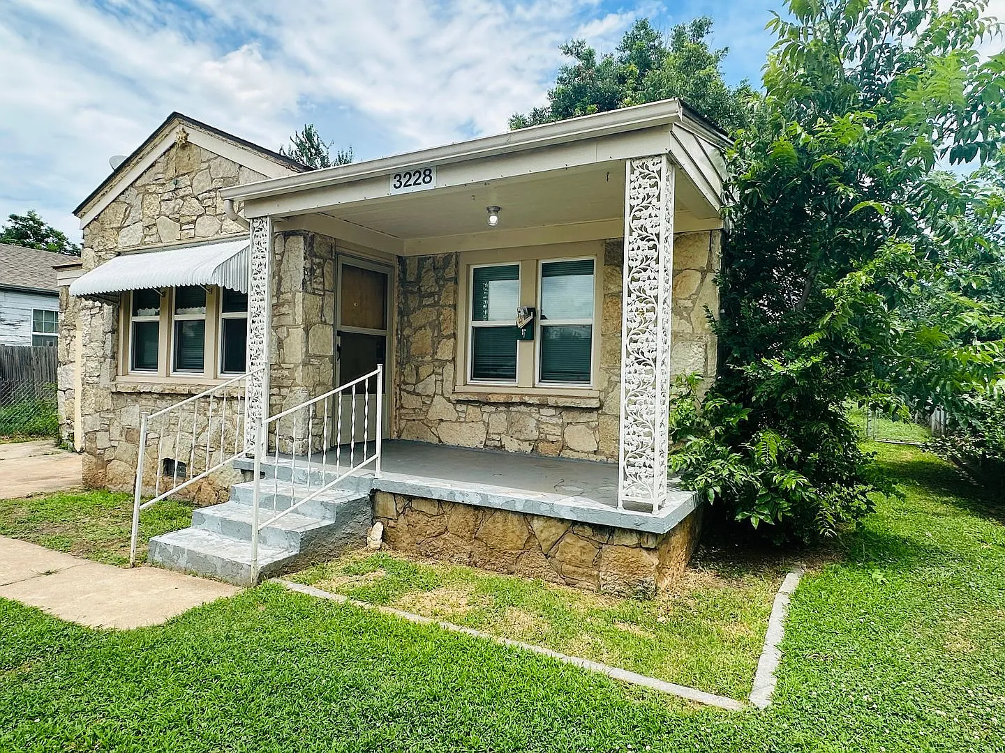 Cute 2 Bedroom 1 Bathroom House! Don't Miss Out! — Photo 2