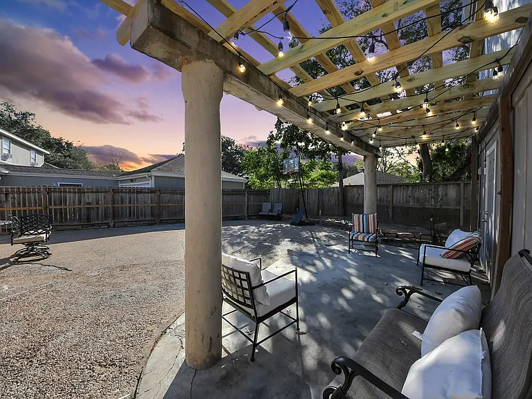 15715 Creekhaven Dr — Photo 40