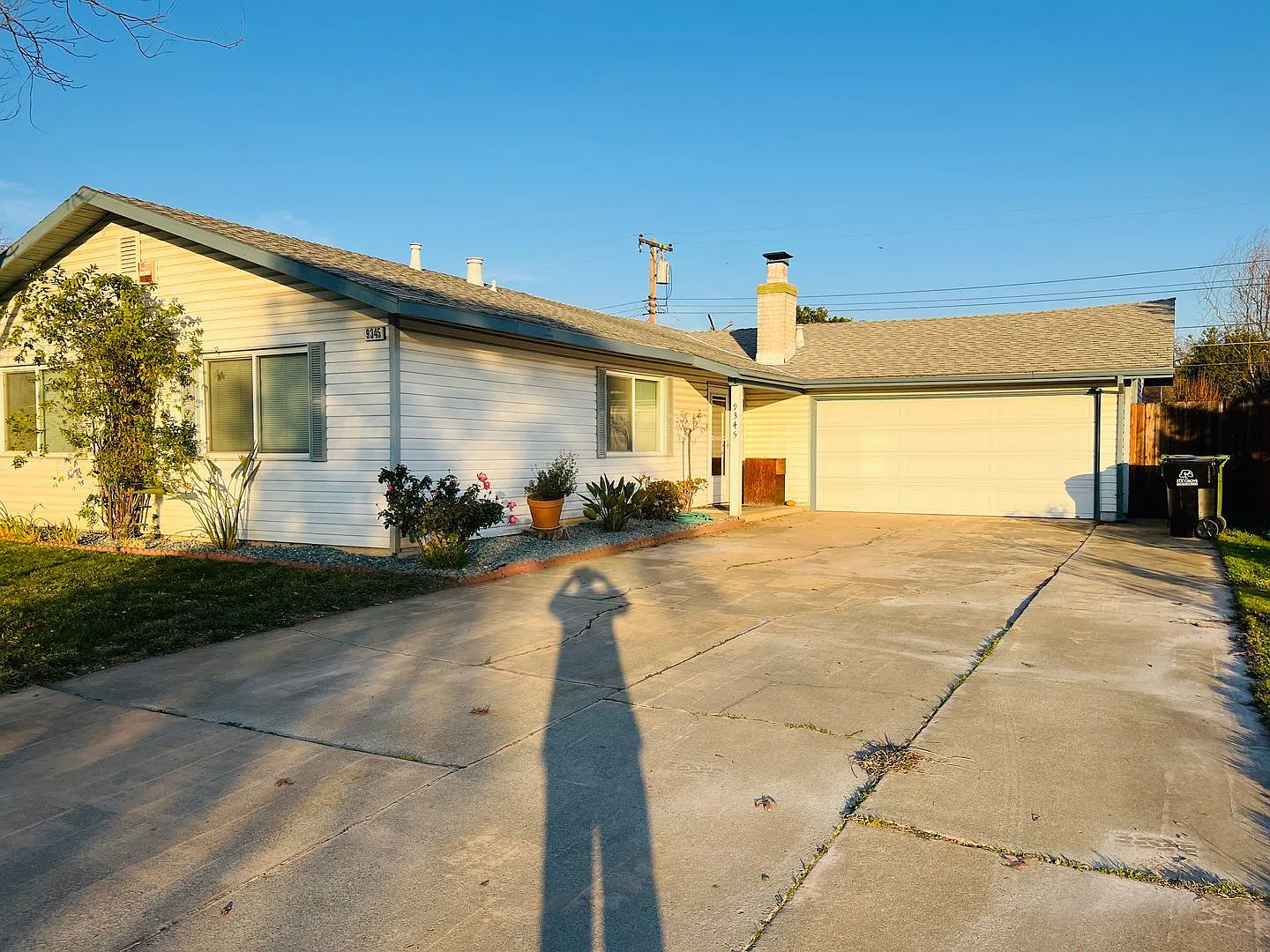 Cute Home in Established Neighborhood — Photo 1