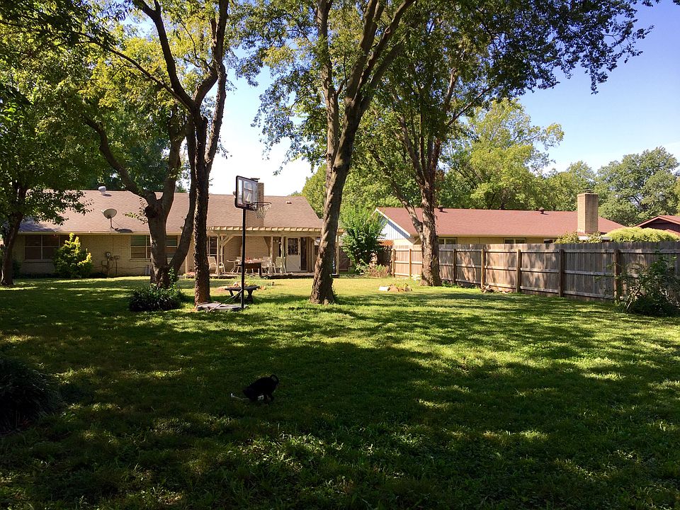Park-like back yard 
