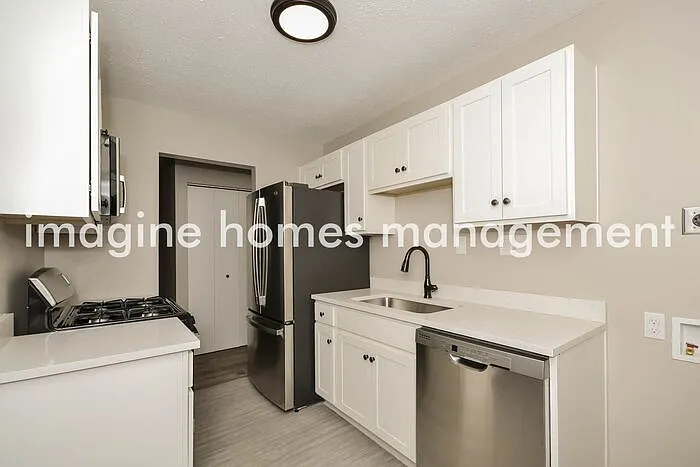 3 bed, 1.0 bath, 918 sqft, $1,650 — Photo 4