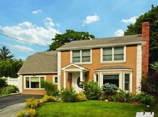 36 Crestwood St, Syosset, NY 11791