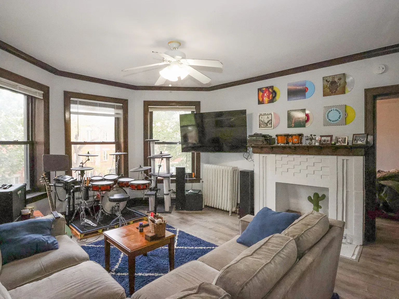 913 W Sheridan Rd — Photo 1