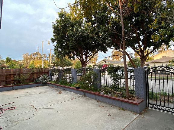 2nd image of 2852 Rosanna St
