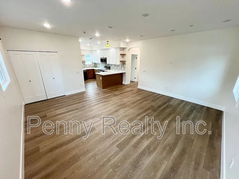 3 bed, 2.0 bath, 1181 sqft, $3,195 — Photo 2