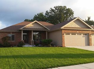 9987 Mathews St, Crown Point, IN 46307