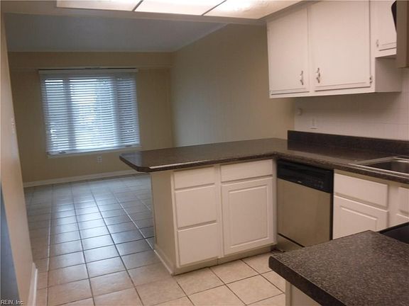 3rd image of 569 Chancery Ln