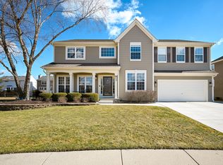813 Williamstown Dr, Carol Stream, IL 60188