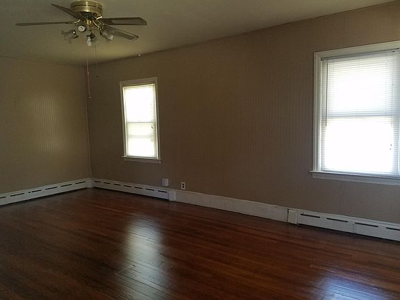 Large hardwood livingroom