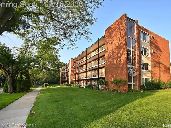 2820 Woodslee Dr APT 301, Royal Oak, MI 48073