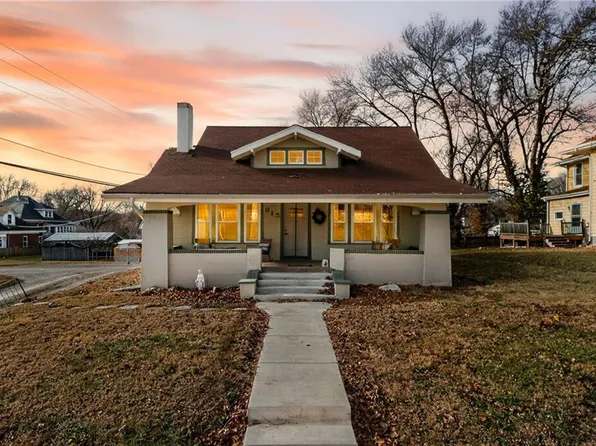 915 N 9th St, Atchison, KS 66002