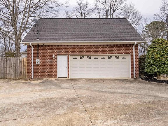 5th image of 733 Scenic Cir NE