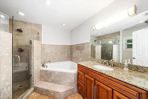 527 E Causeway Blvd — Photo 14