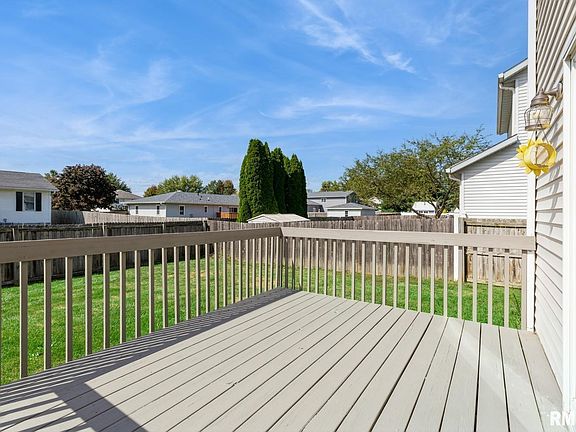 3rd image of 825 Cypress Dr