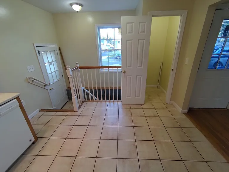 748 Russell St — Photo 8