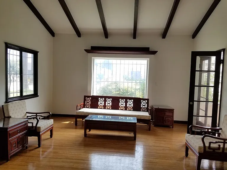 1147 S Victoria Ave — Photo 2