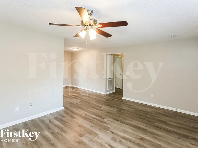 414 Chrysler St — Photo 6