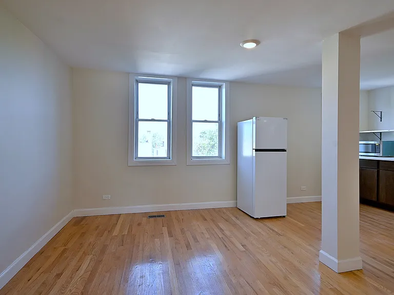 233 N Sacramento Blvd — Photo 33